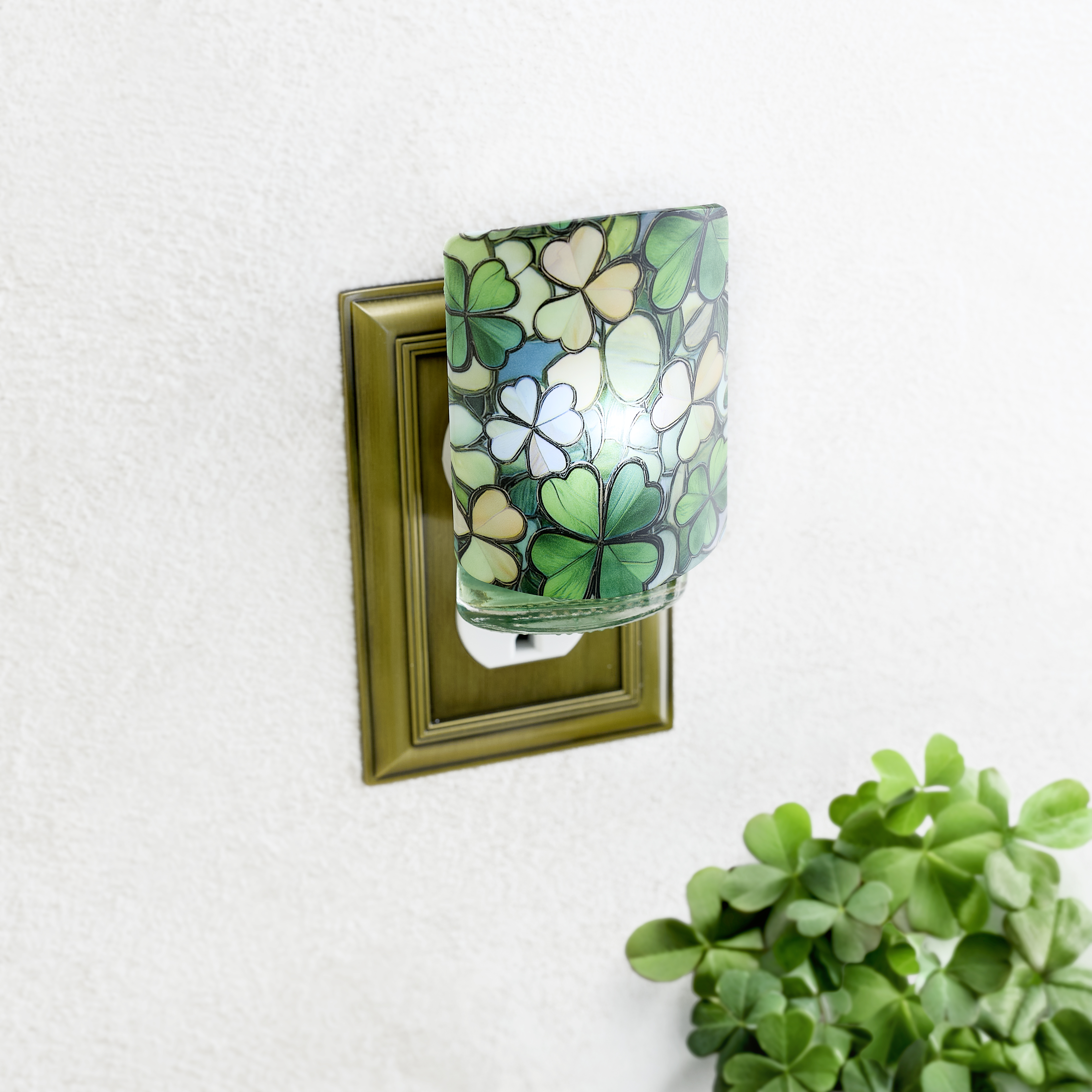 Shamrock ScentPlug® Diffuser with Light - Image 2